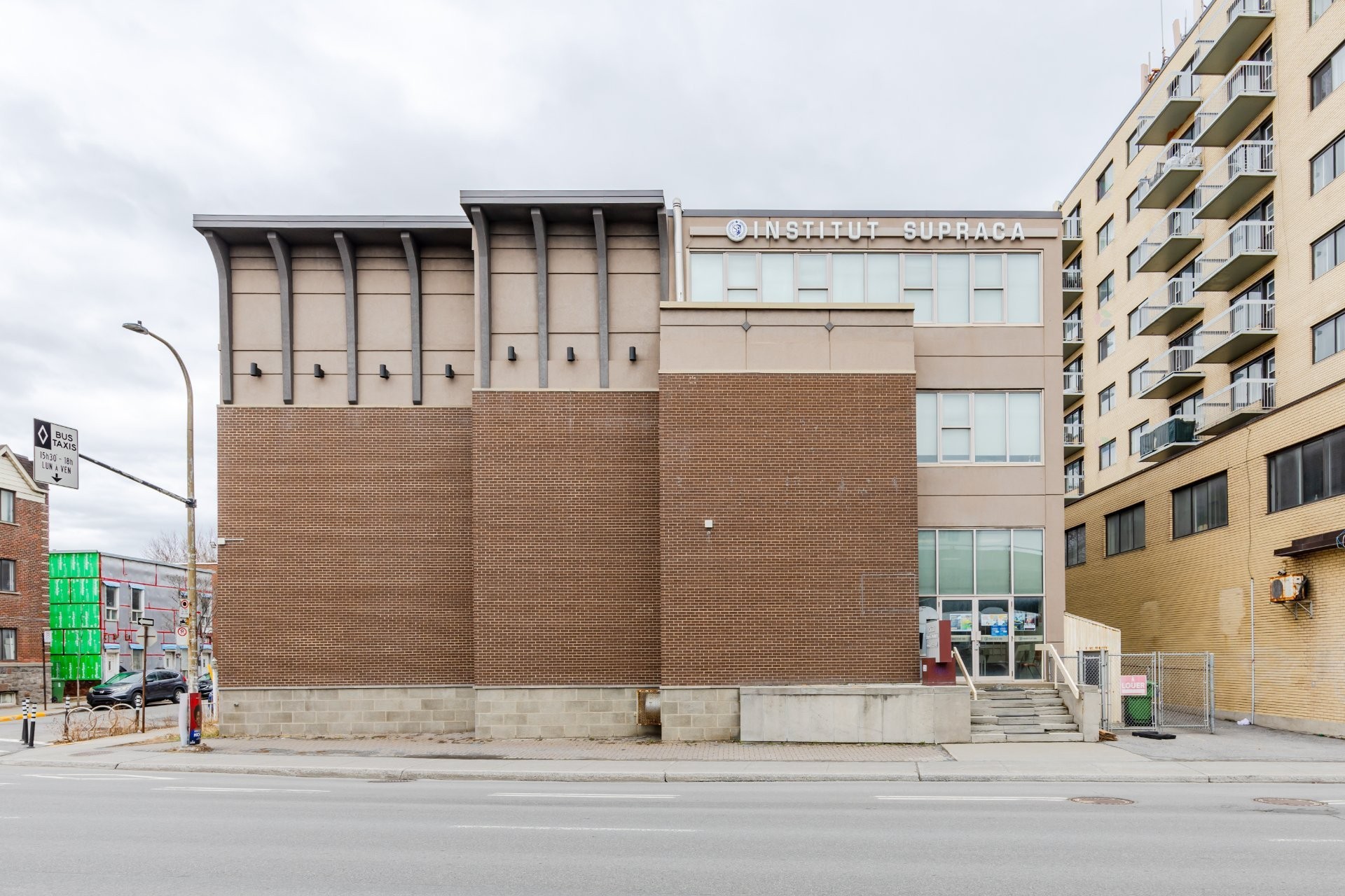 









690


Boul. Crémazie E.

,
Montréal (Villeray/Saint-Michel/Parc-Extension),




QC
H2P1E9

