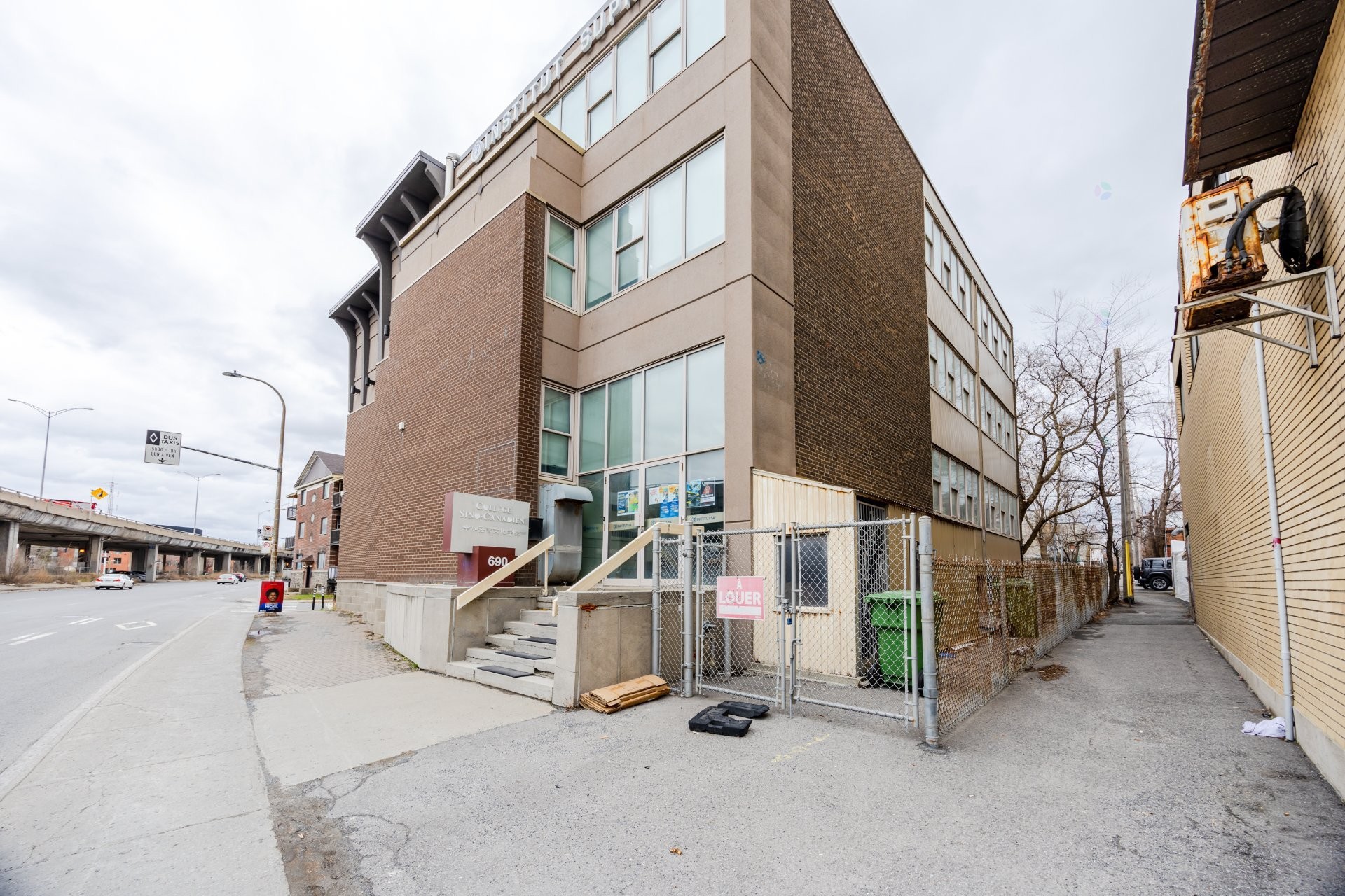 









690


Boul. Crémazie E.

,
Montréal (Villeray/Saint-Michel/Parc-Extension),




QC
H2P1E9

