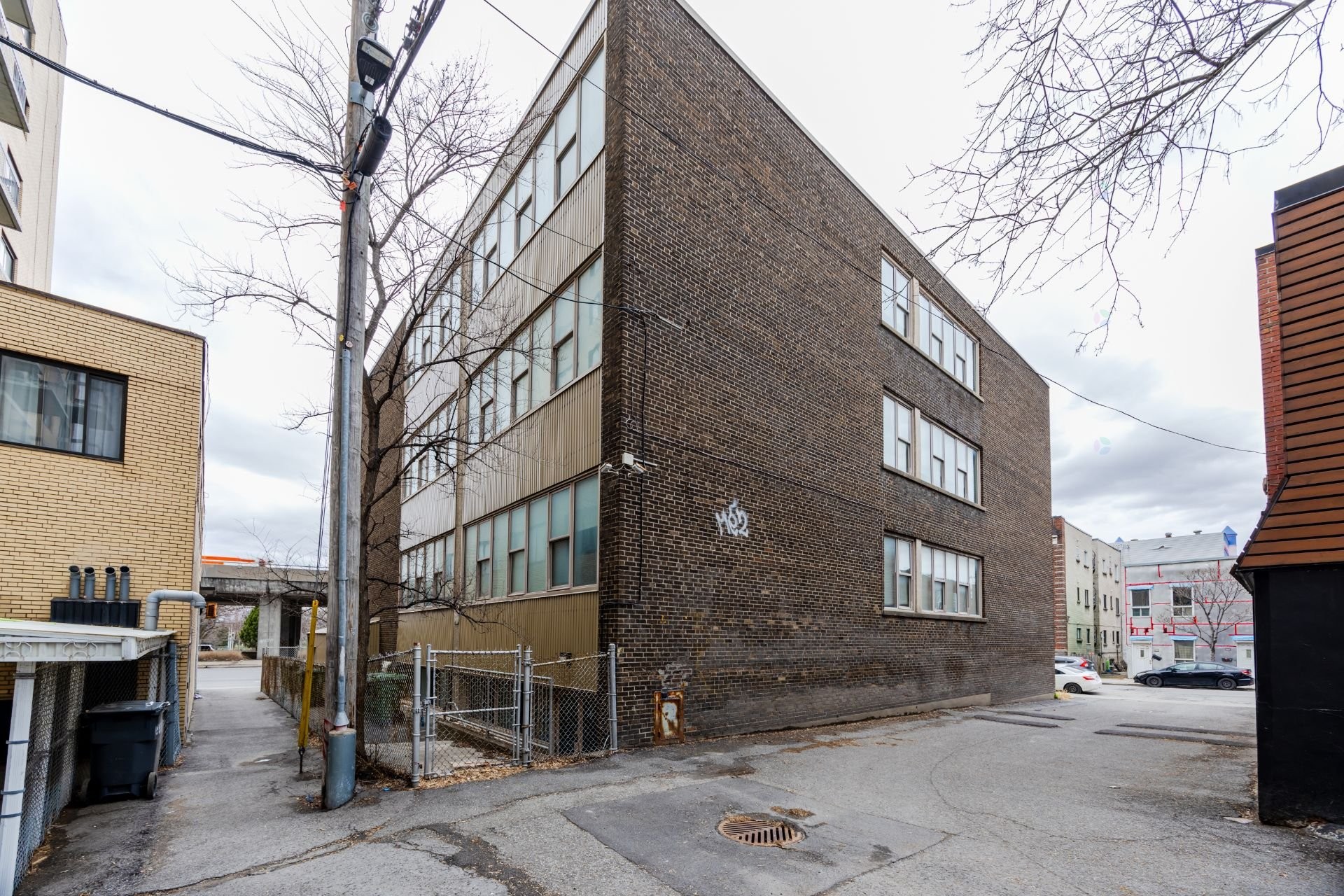 









690


Boul. Crémazie E.

,
Montréal (Villeray/Saint-Michel/Parc-Extension),




QC
H2P1E9

