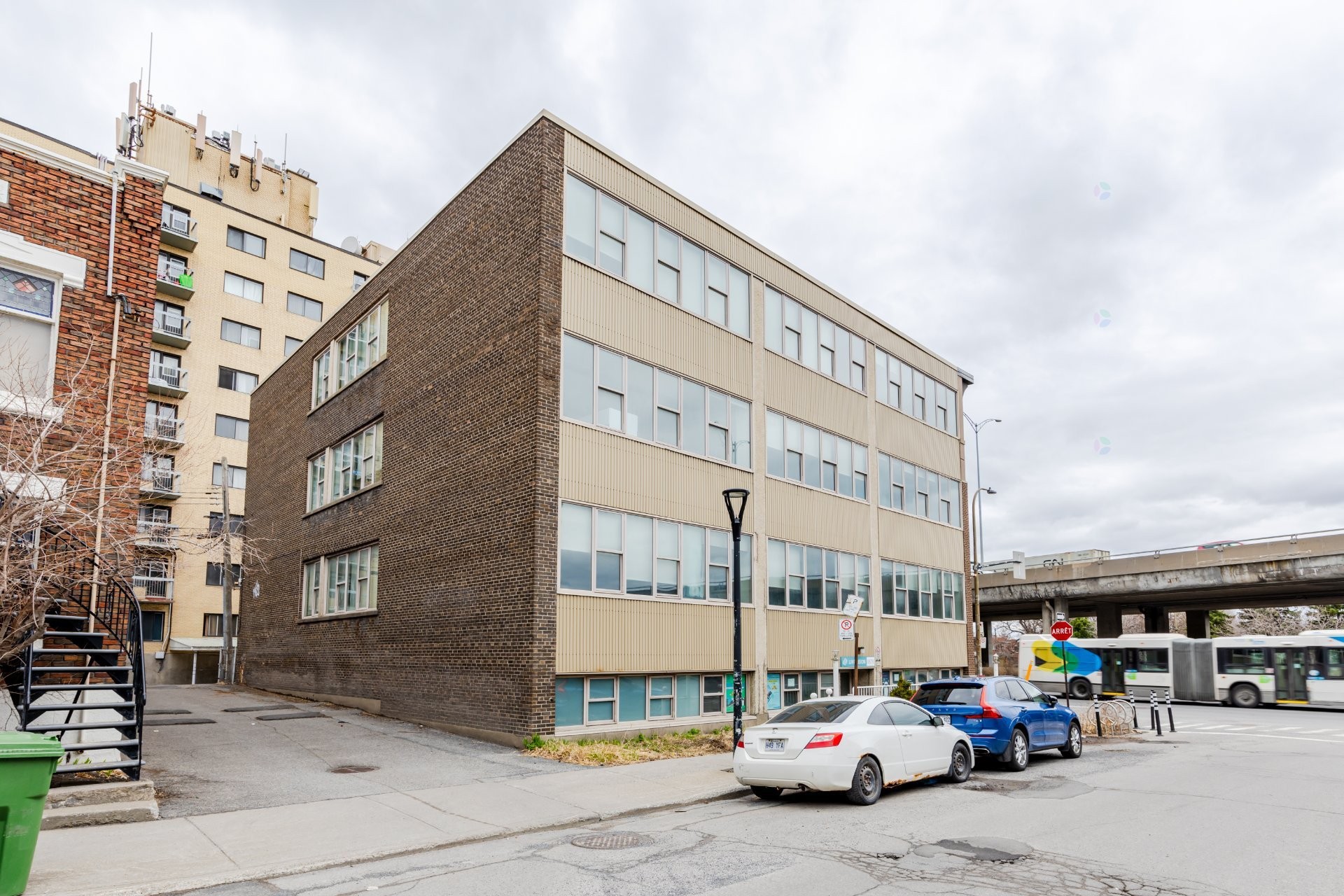 









690


Boul. Crémazie E.

,
Montréal (Villeray/Saint-Michel/Parc-Extension),




QC
H2P1E9

