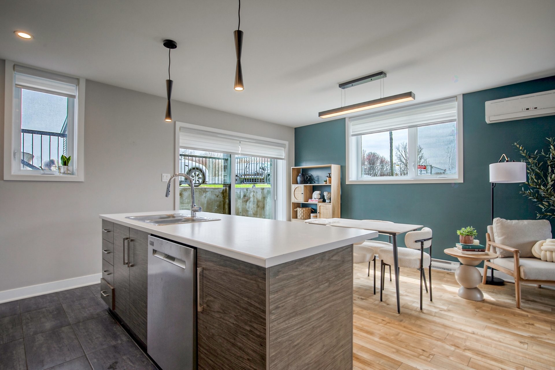 









120


Rue Bella

,
Saint-Jean-sur-Richelieu,




QC
J2X4Y6

