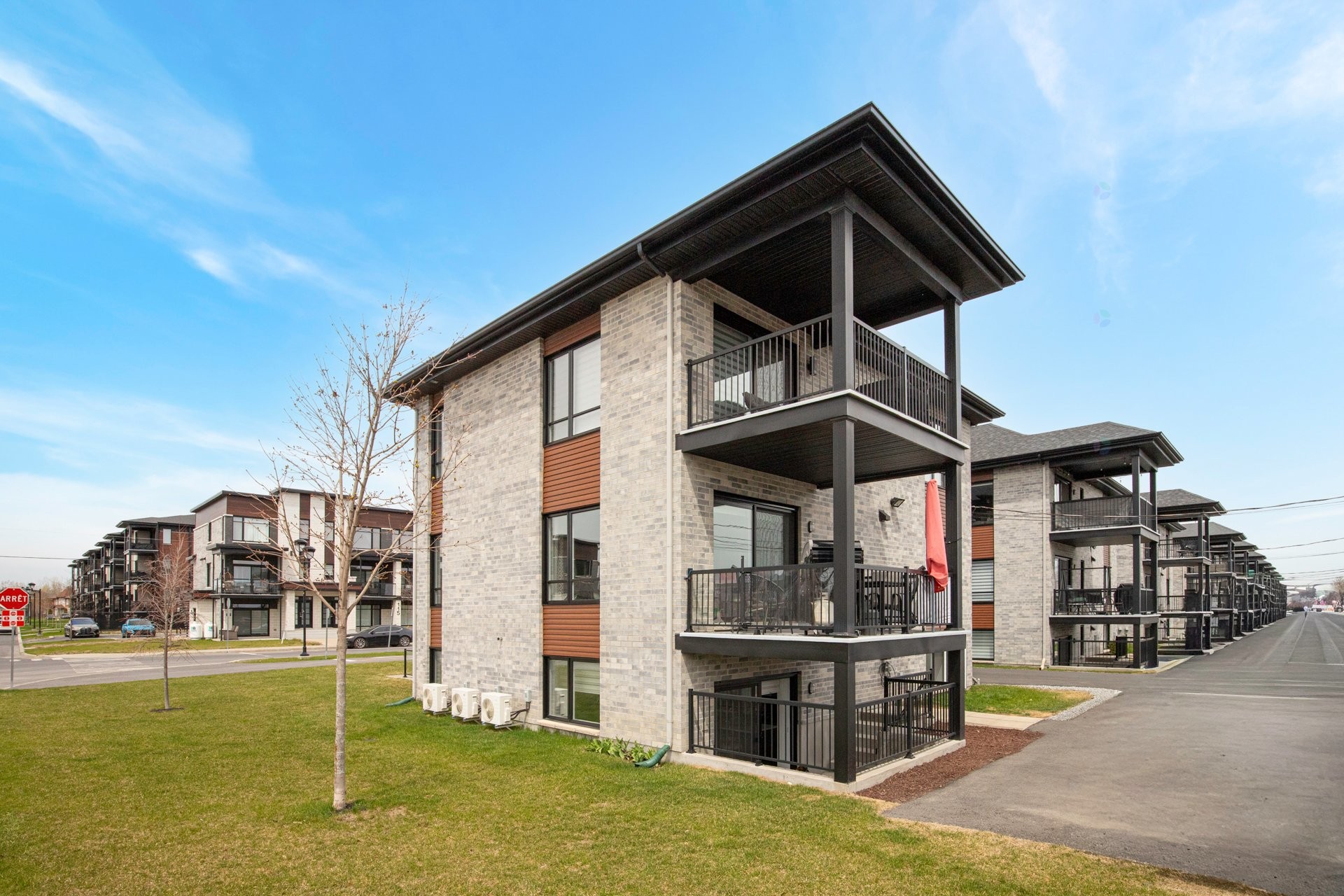 









120


Rue Bella

,
Saint-Jean-sur-Richelieu,




QC
J2X4Y6

