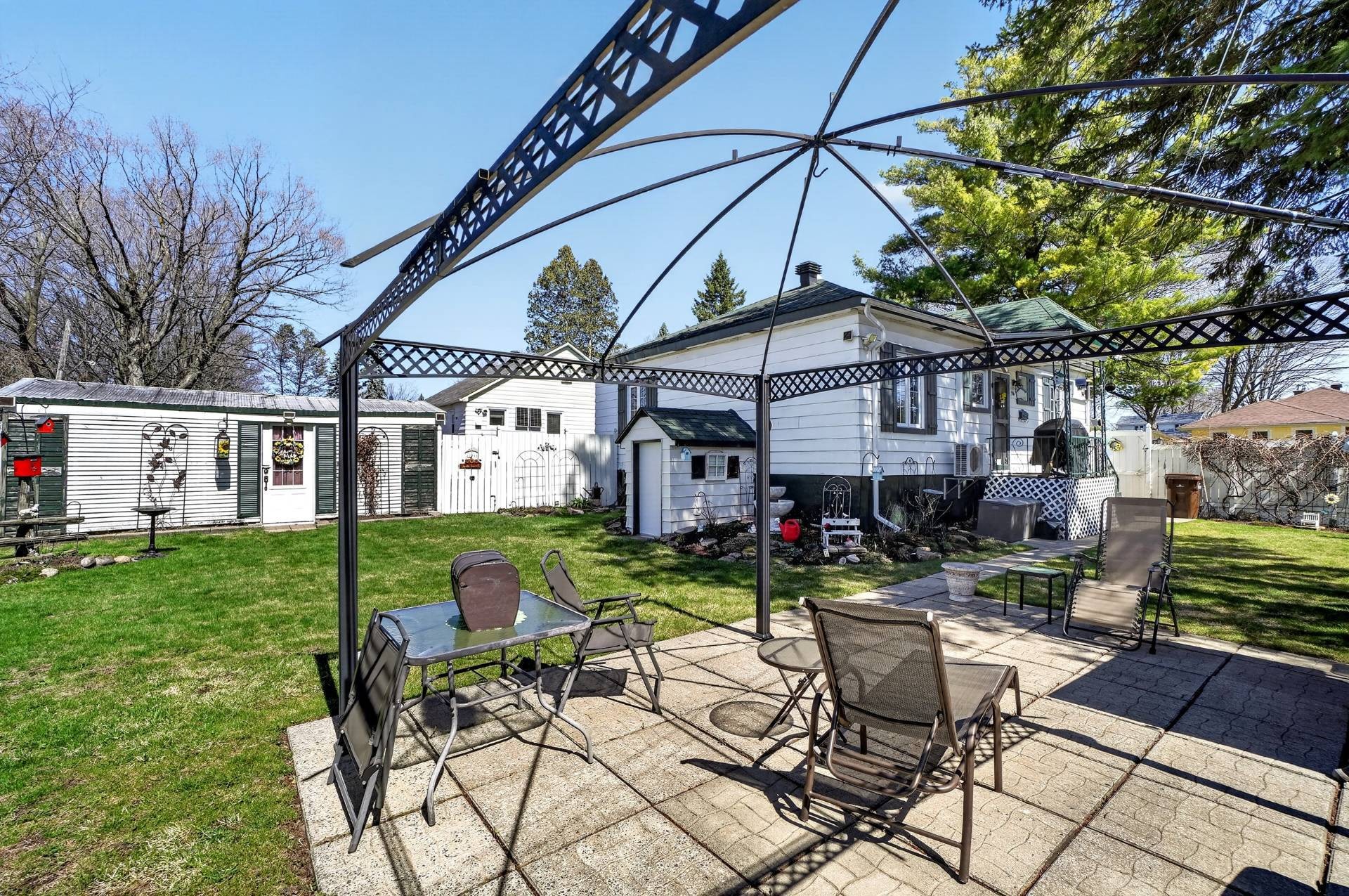 









96


Rue Crescent

,
Deux-Montagnes,




QC
J7R4C4

