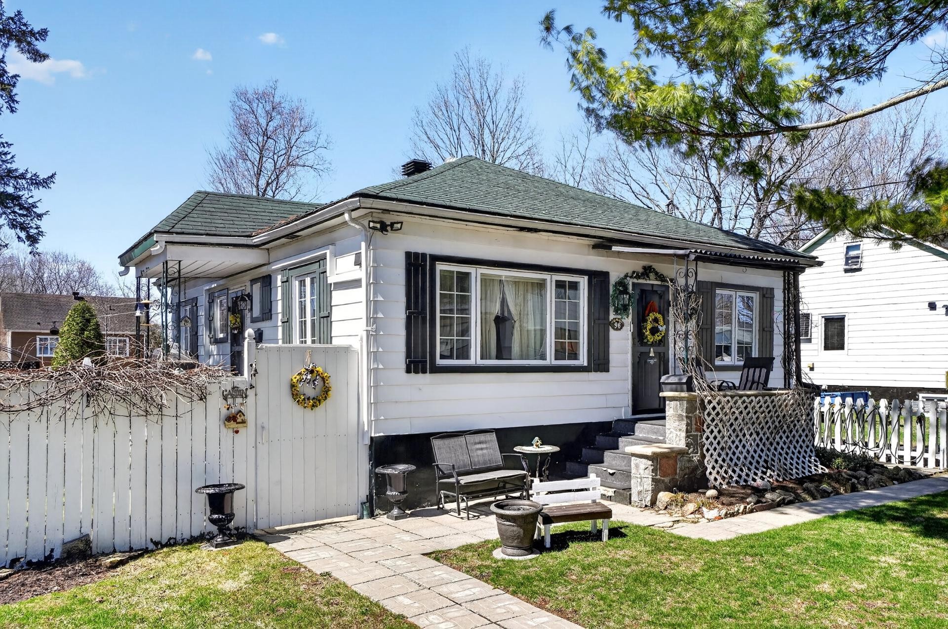 









96


Rue Crescent

,
Deux-Montagnes,




QC
J7R4C4

