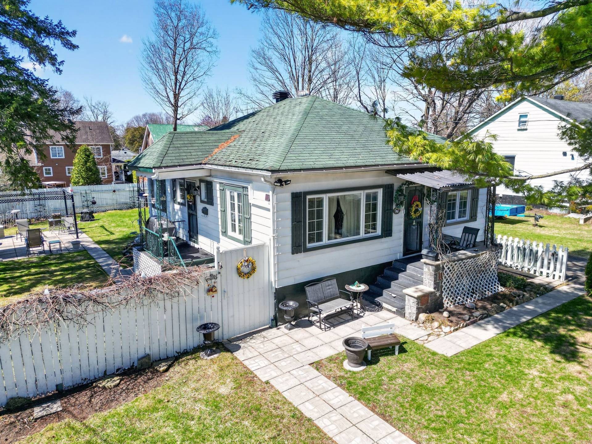 









96


Rue Crescent

,
Deux-Montagnes,




QC
J7R4C4

