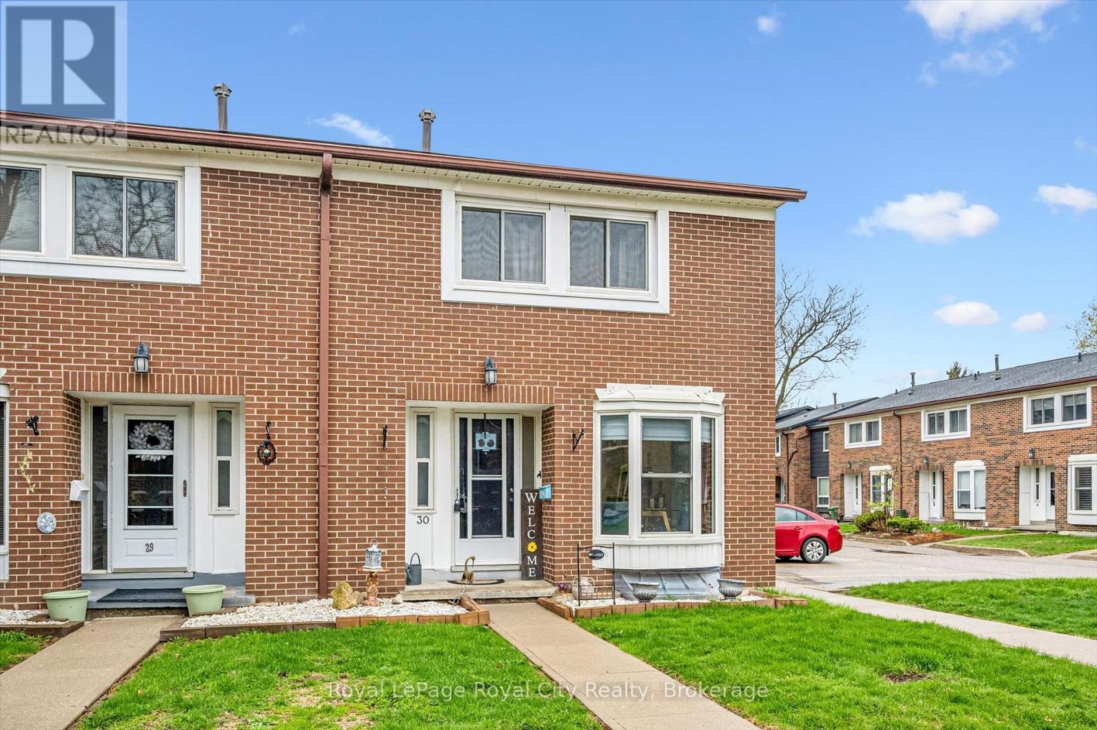 












30 - 121 BAGOT STREET

,
Guelph (Junction/Onward Willow),




Ontario
N1H5T8

