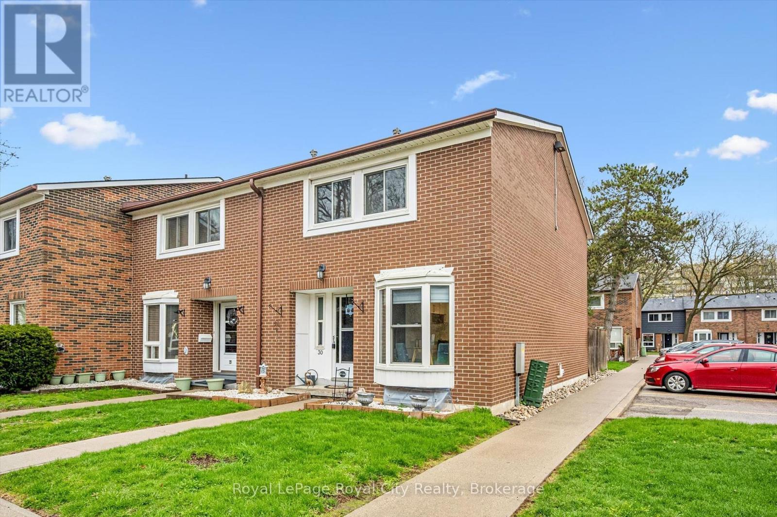 












30 - 121 BAGOT STREET

,
Guelph (Junction/Onward Willow),




Ontario
N1H5T8

