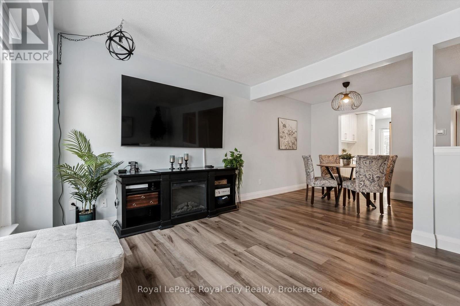 












30 - 121 BAGOT STREET

,
Guelph (Junction/Onward Willow),




Ontario
N1H5T8

