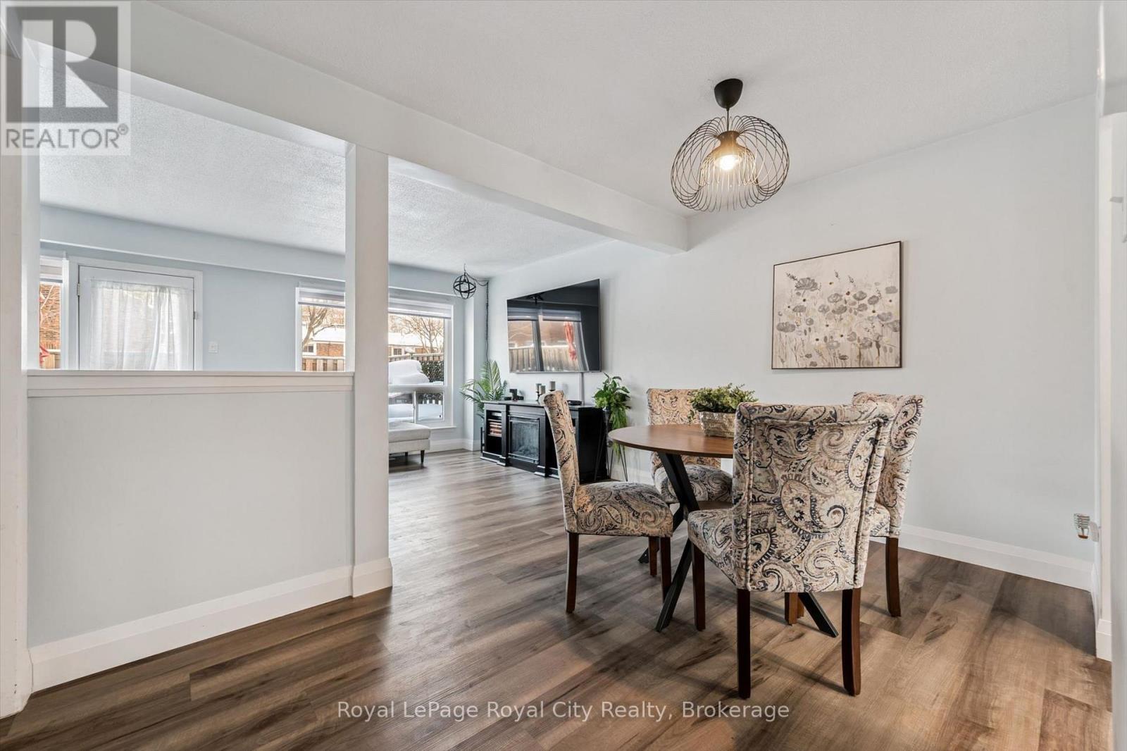 












30 - 121 BAGOT STREET

,
Guelph (Junction/Onward Willow),




Ontario
N1H5T8

