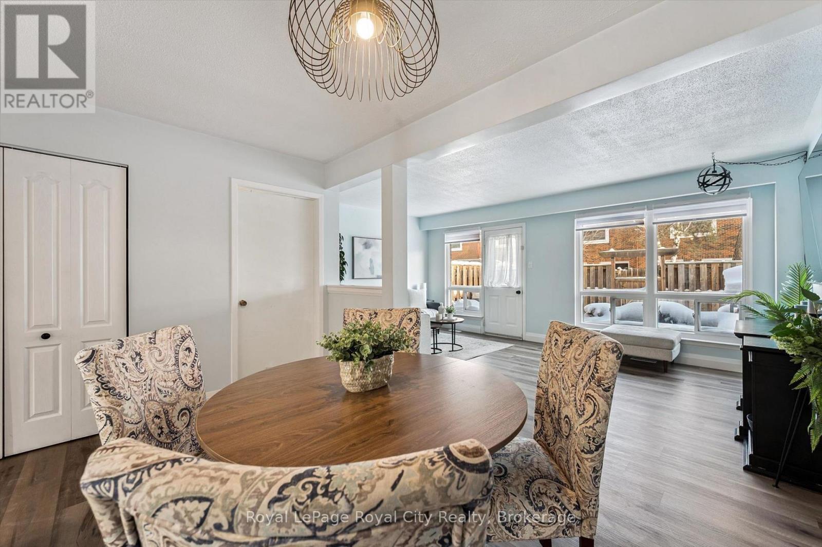 












30 - 121 BAGOT STREET

,
Guelph (Junction/Onward Willow),




Ontario
N1H5T8

