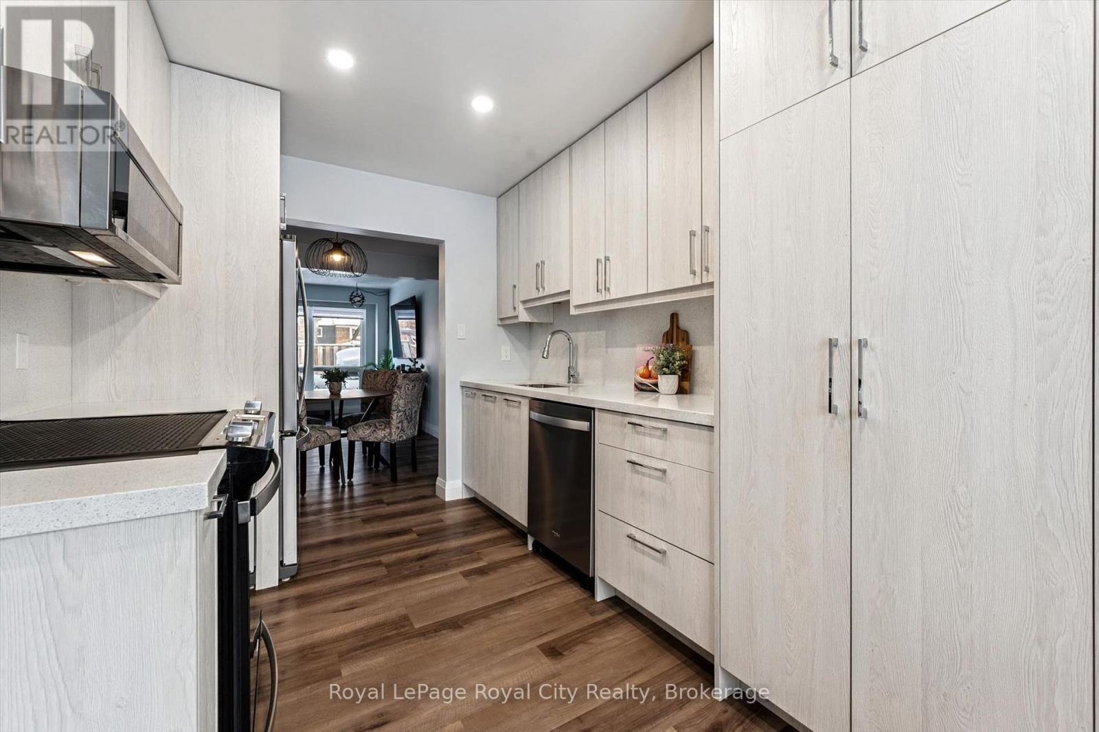 












30 - 121 BAGOT STREET

,
Guelph (Junction/Onward Willow),




Ontario
N1H5T8

