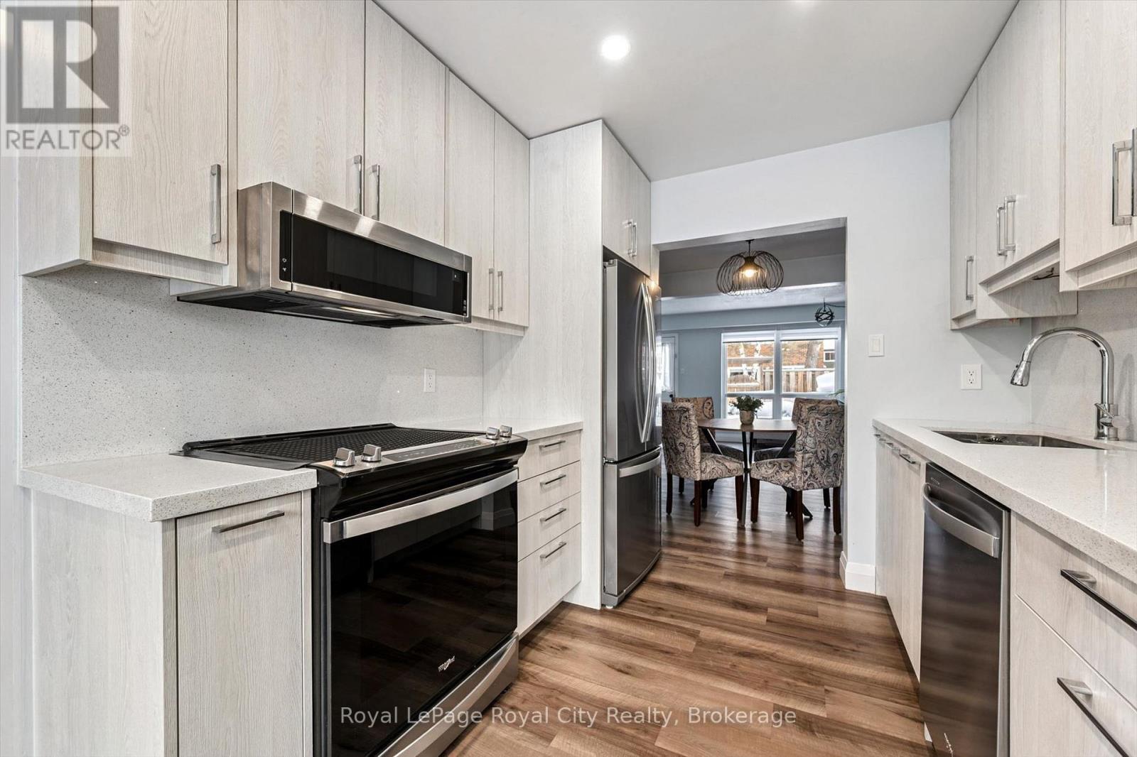 












30 - 121 BAGOT STREET

,
Guelph (Junction/Onward Willow),




Ontario
N1H5T8

