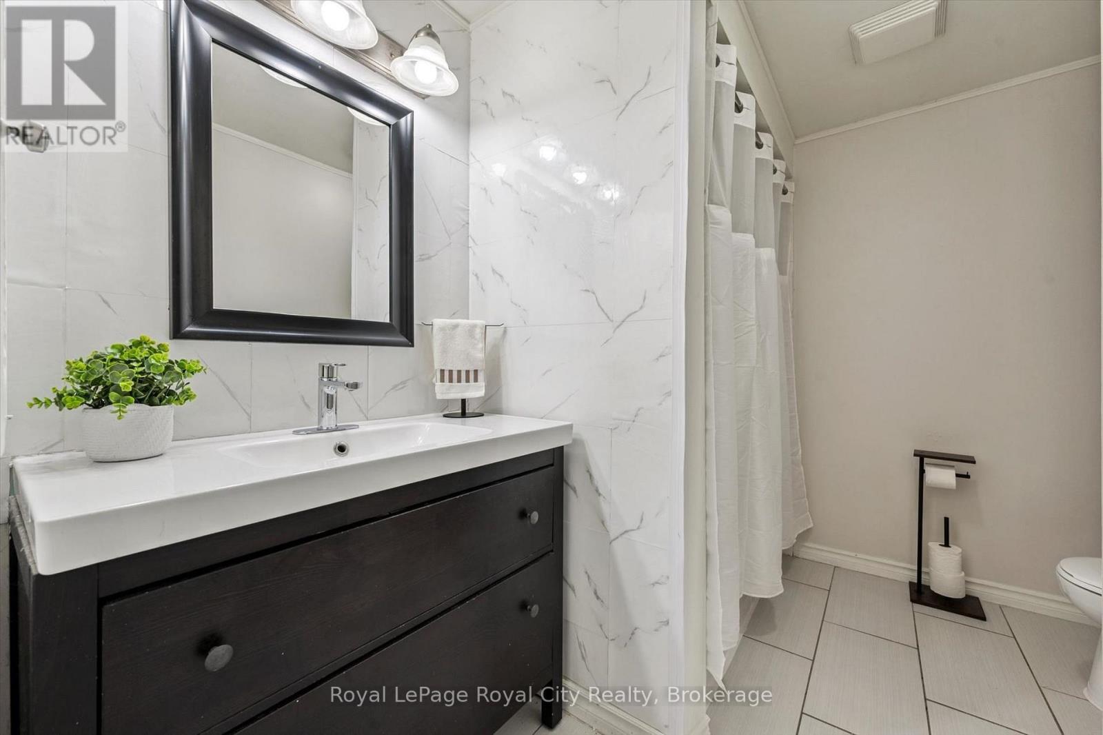












30 - 121 BAGOT STREET

,
Guelph (Junction/Onward Willow),




Ontario
N1H5T8

