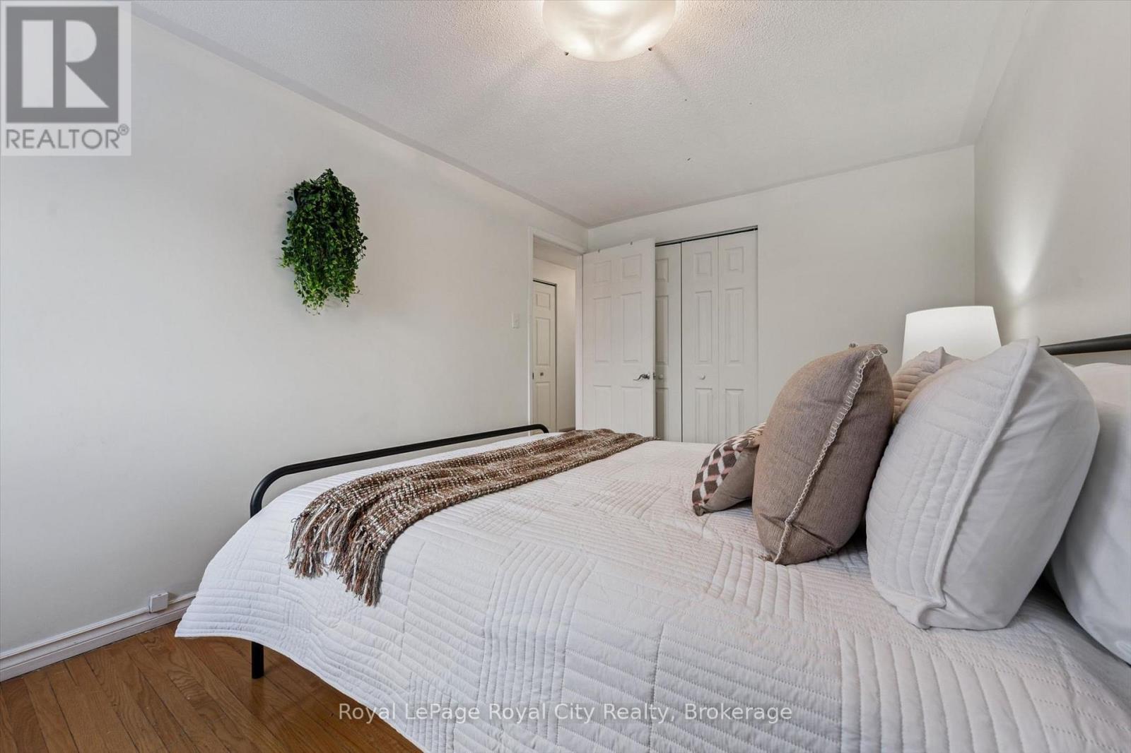 












30 - 121 BAGOT STREET

,
Guelph (Junction/Onward Willow),




Ontario
N1H5T8

