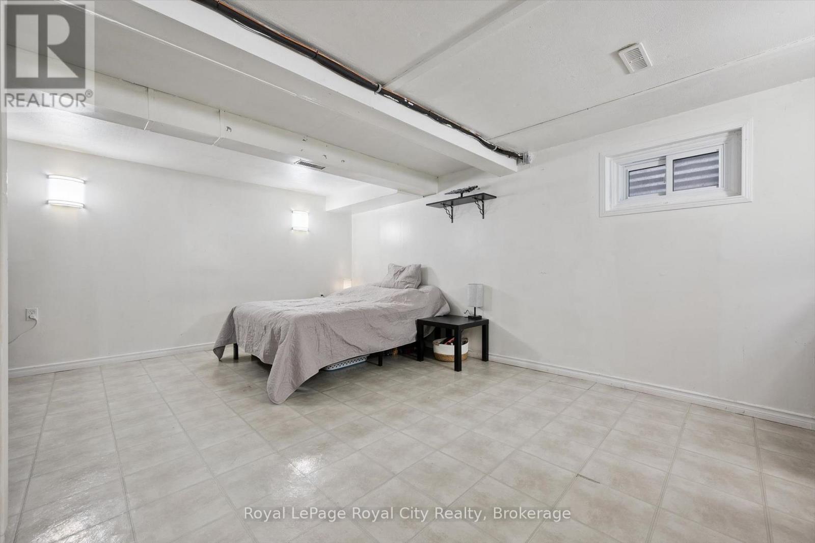 












30 - 121 BAGOT STREET

,
Guelph (Junction/Onward Willow),




Ontario
N1H5T8

