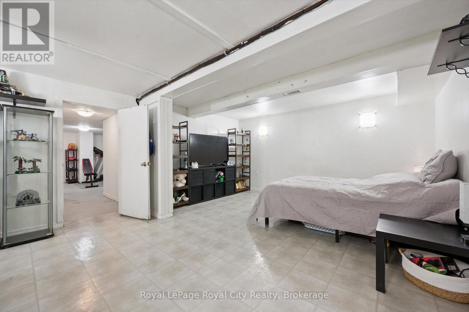 












30 - 121 BAGOT STREET

,
Guelph (Junction/Onward Willow),




Ontario
N1H5T8

