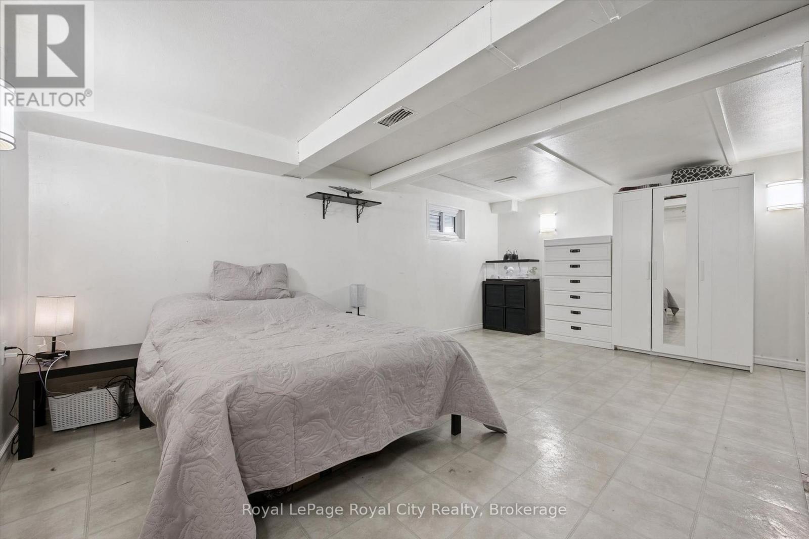 












30 - 121 BAGOT STREET

,
Guelph (Junction/Onward Willow),




Ontario
N1H5T8

