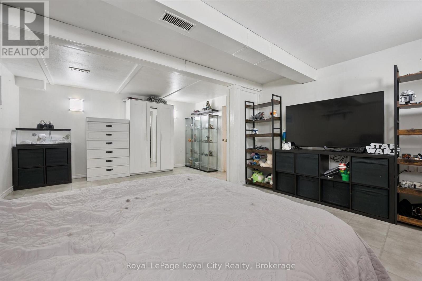 












30 - 121 BAGOT STREET

,
Guelph (Junction/Onward Willow),




Ontario
N1H5T8

