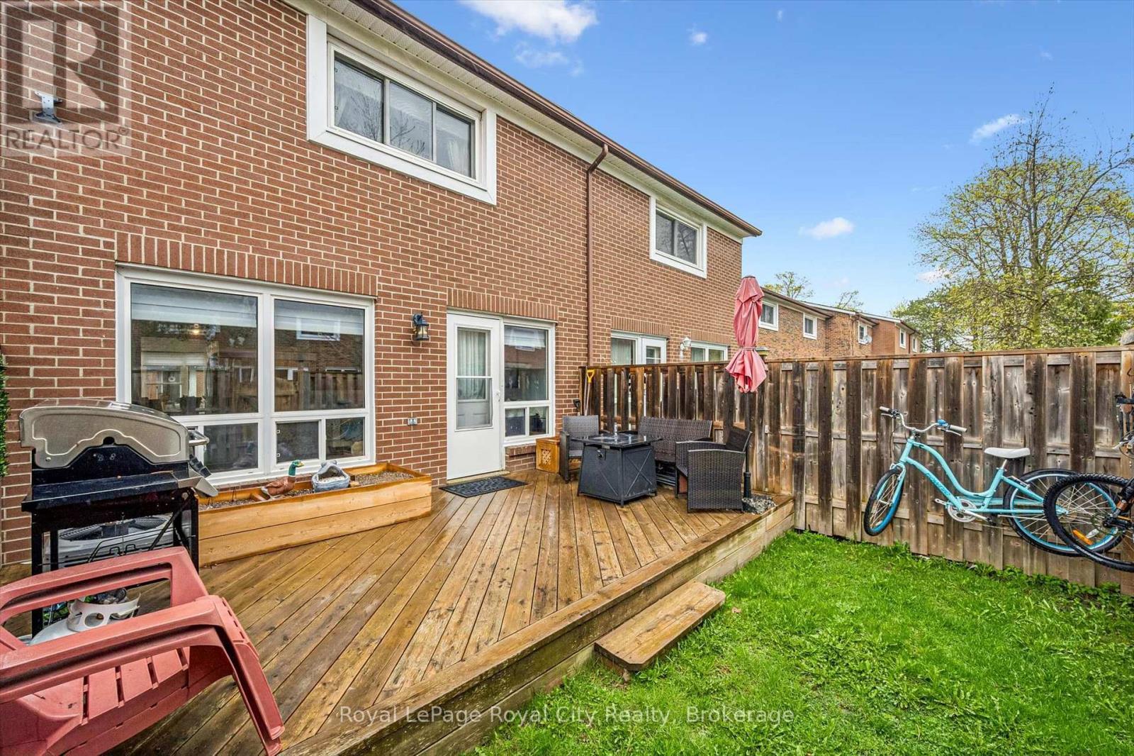 












30 - 121 BAGOT STREET

,
Guelph (Junction/Onward Willow),




Ontario
N1H5T8

