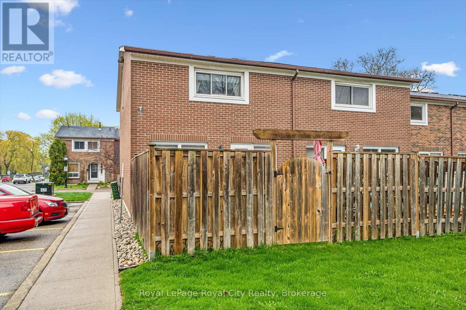 












30 - 121 BAGOT STREET

,
Guelph (Junction/Onward Willow),




Ontario
N1H5T8

