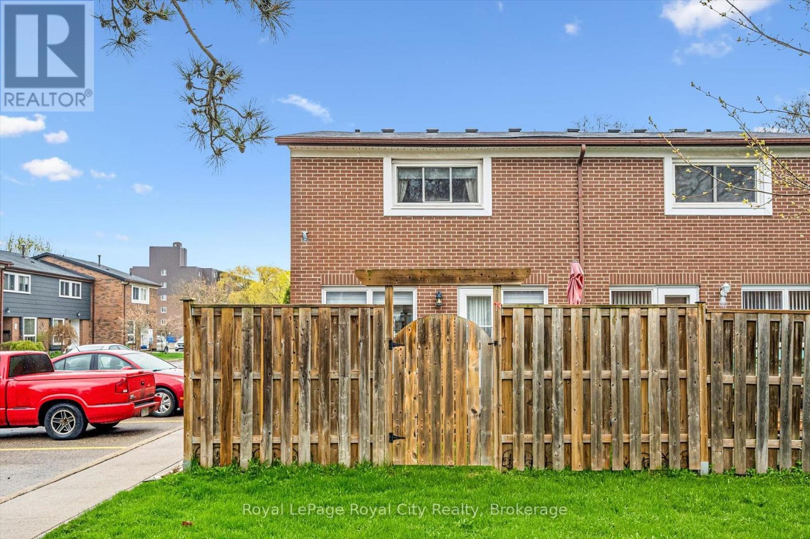 












30 - 121 BAGOT STREET

,
Guelph (Junction/Onward Willow),




Ontario
N1H5T8

