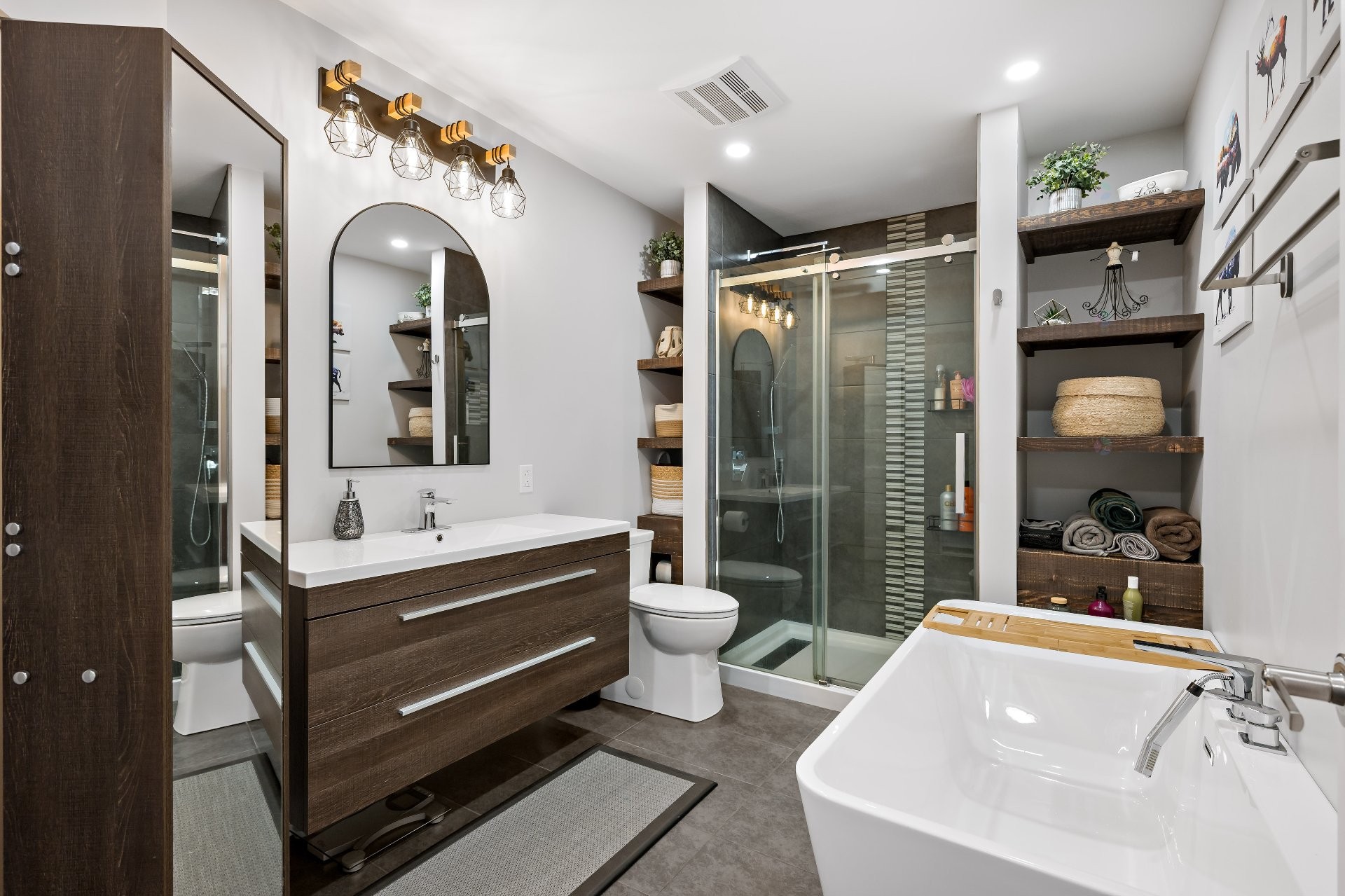 









3732


Ch. du Mont-Sauvage

,
Sainte-Adèle,




QC
J8B2E3

