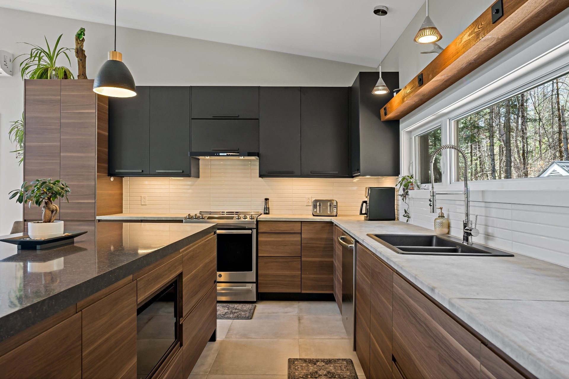 









3732


Ch. du Mont-Sauvage

,
Sainte-Adèle,




QC
J8B2E3

