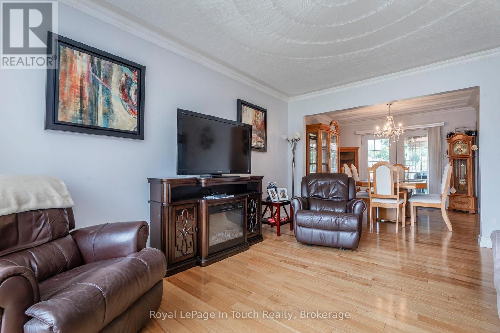 












32 BRIDLE ROAD

,
Penetanguishene,




Ontario
L9M1J5

