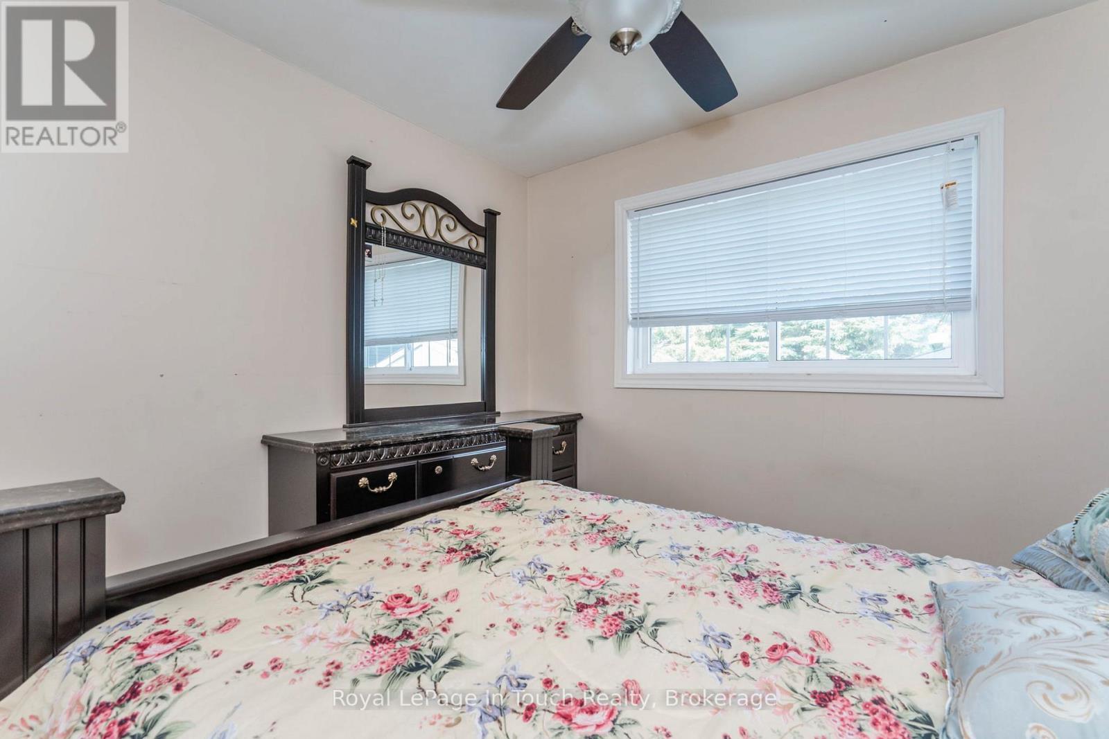 












32 BRIDLE ROAD

,
Penetanguishene,




Ontario
L9M1J5

