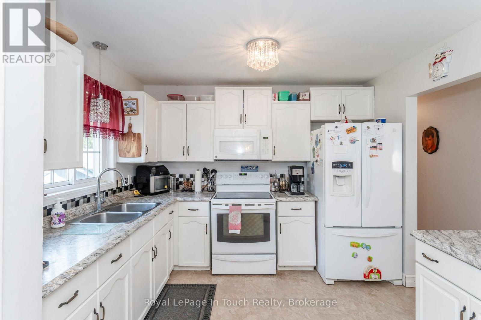 












32 BRIDLE ROAD

,
Penetanguishene,




Ontario
L9M1J5

