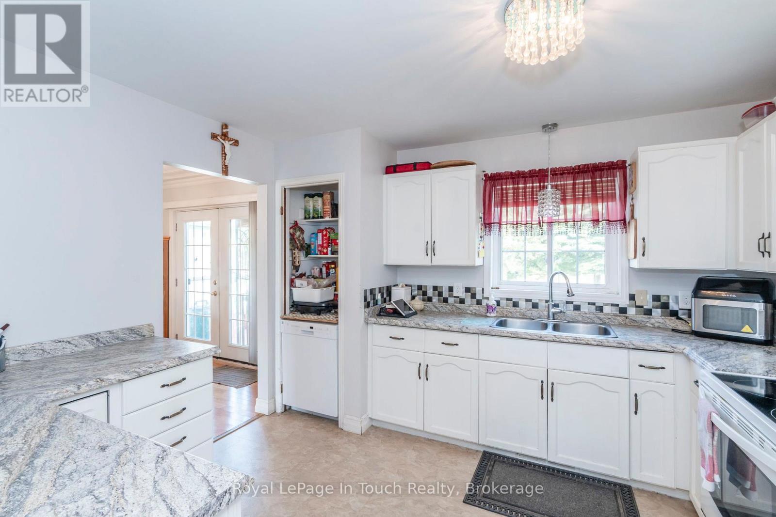 












32 BRIDLE ROAD

,
Penetanguishene,




Ontario
L9M1J5

