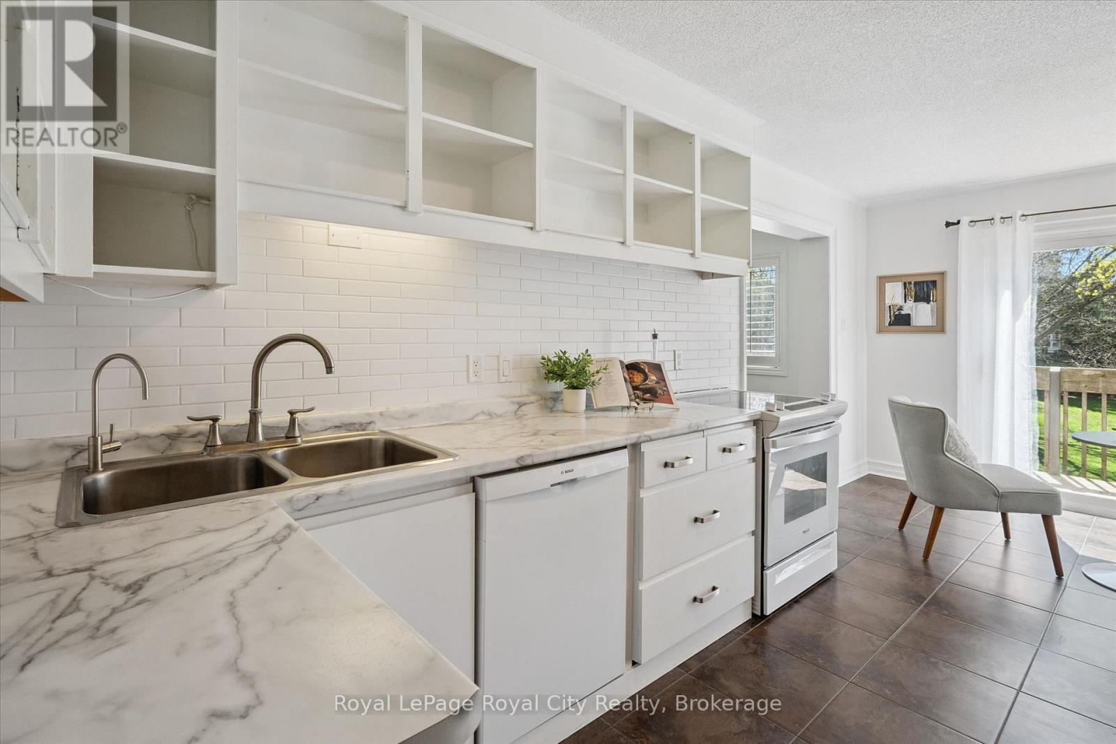 












21 - 295 WATER STREET

,
Guelph (Dovercliffe Park/Old University),




Ontario
N1G2X5

