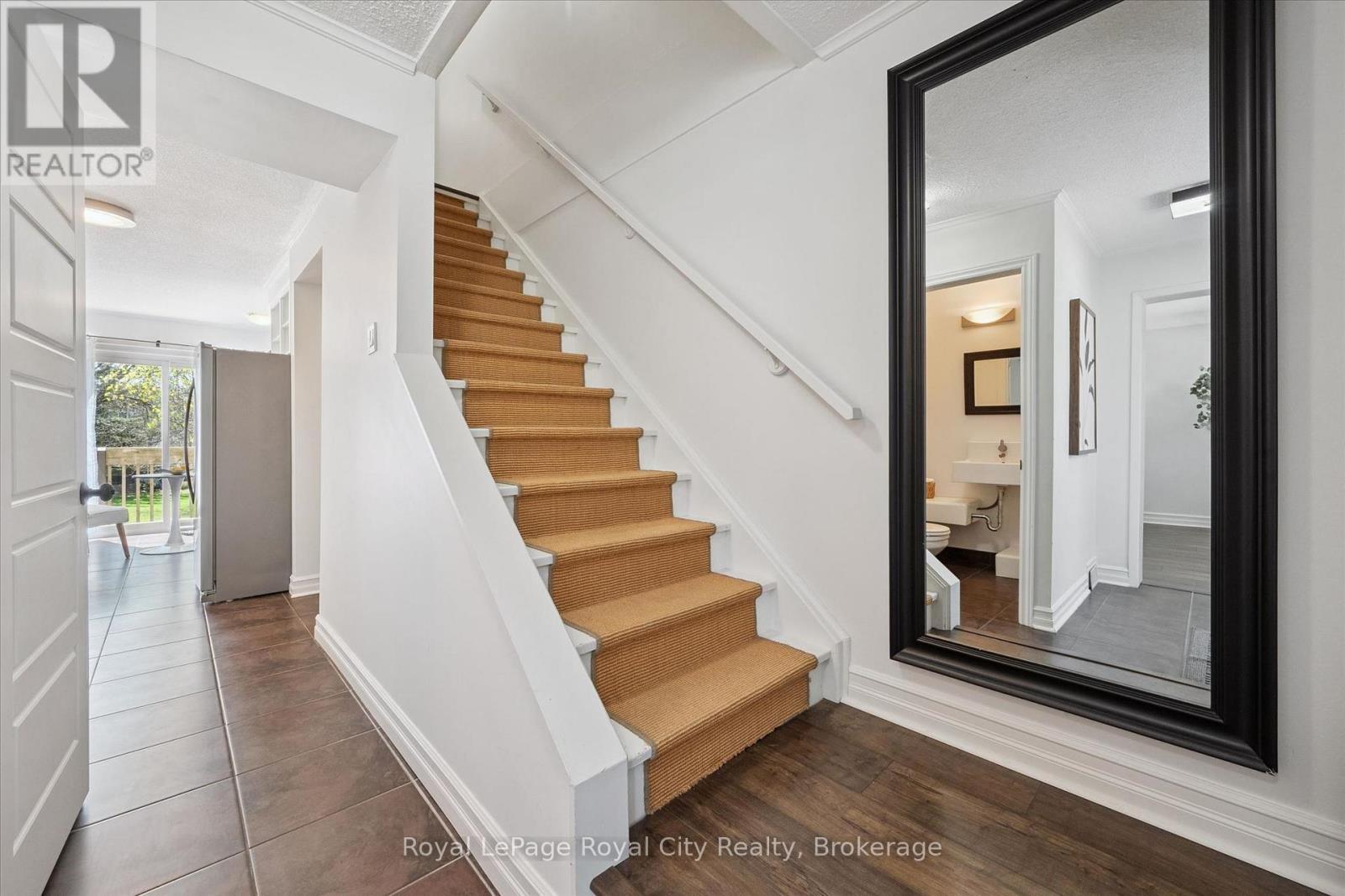 












21 - 295 WATER STREET

,
Guelph (Dovercliffe Park/Old University),




Ontario
N1G2X5

