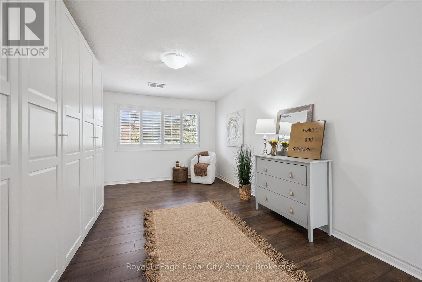 












21 - 295 WATER STREET

,
Guelph (Dovercliffe Park/Old University),




Ontario
N1G2X5

