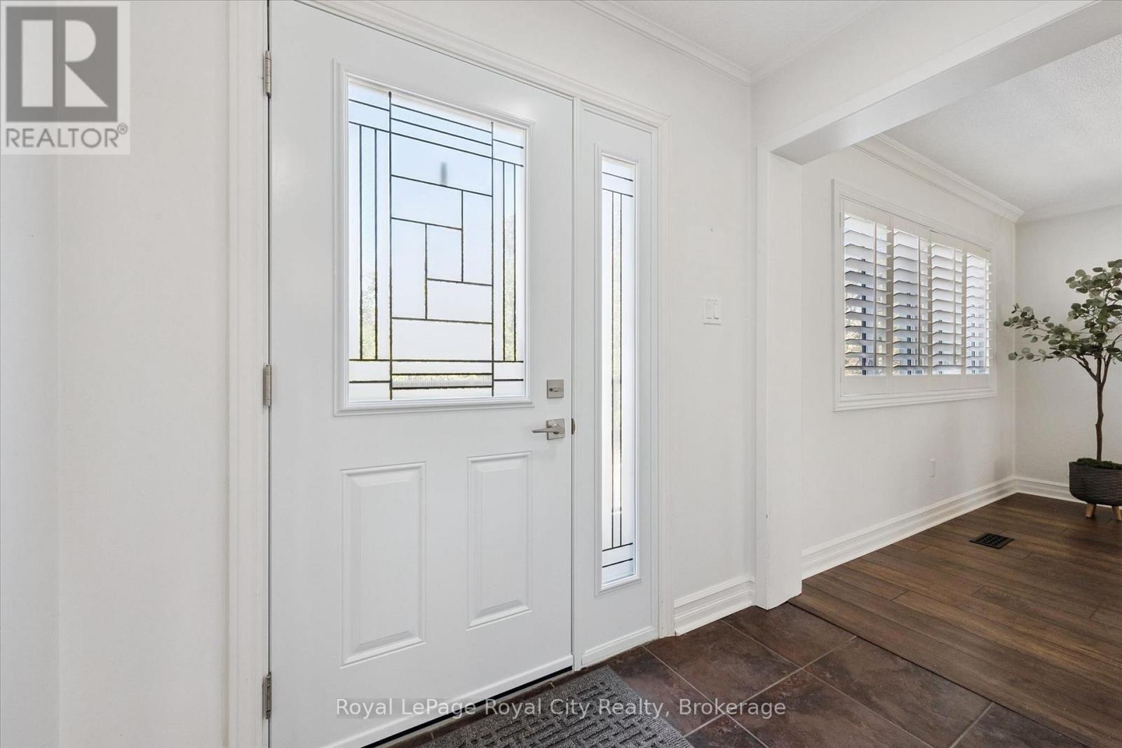 












21 - 295 WATER STREET

,
Guelph (Dovercliffe Park/Old University),




Ontario
N1G2X5

