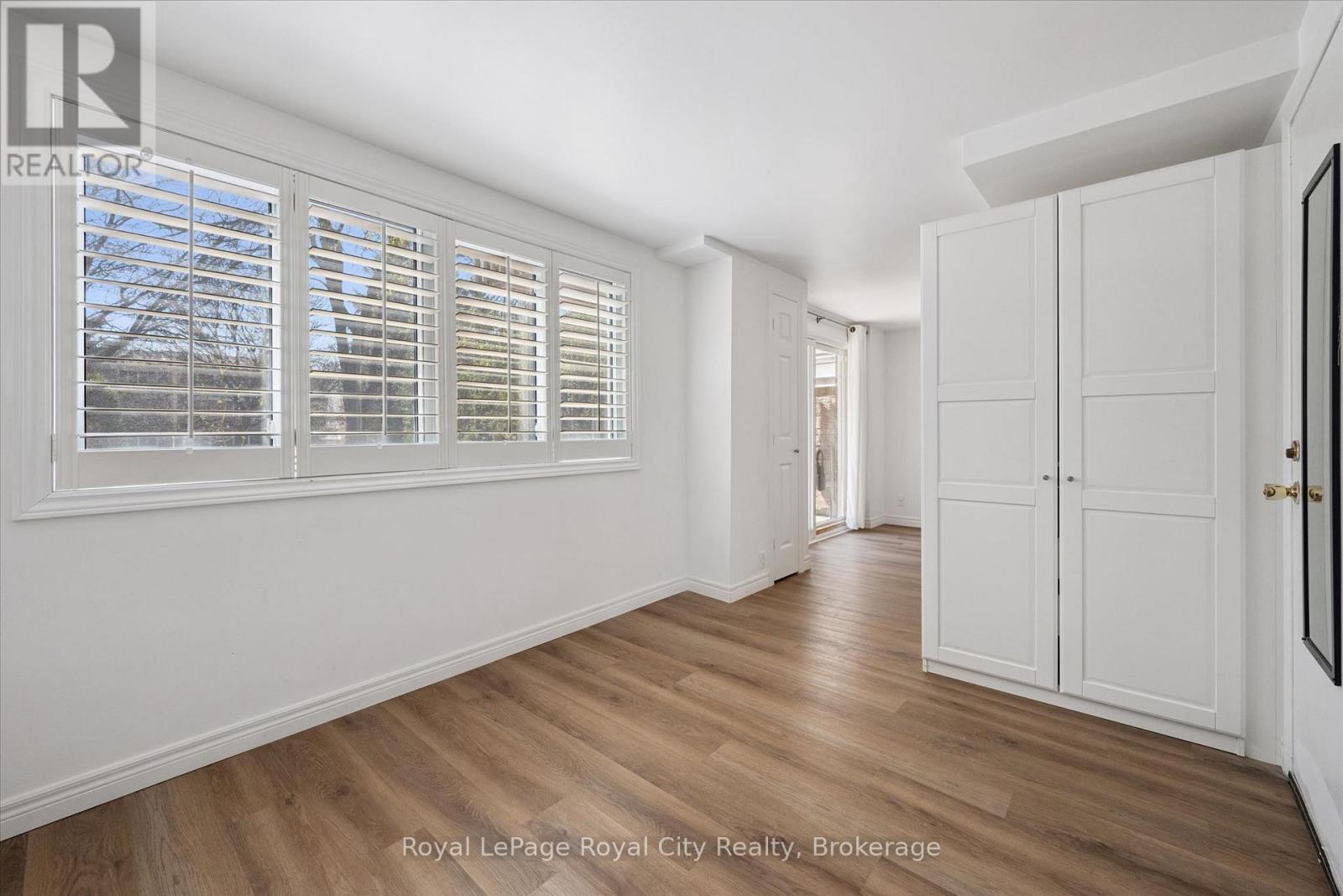 












21 - 295 WATER STREET

,
Guelph (Dovercliffe Park/Old University),




Ontario
N1G2X5

