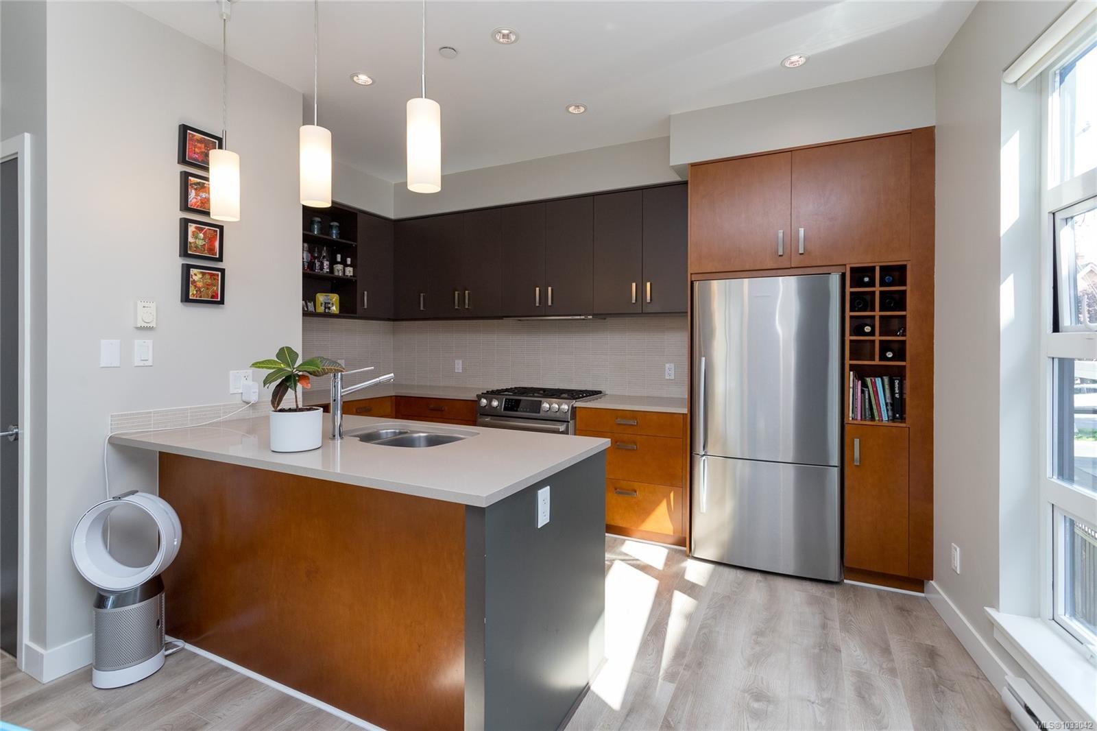









1137


Meares

St, #5,
Victoria,




BC
V8V 3J9

