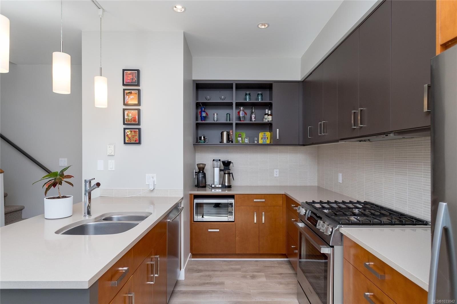 









1137


Meares

St, #5,
Victoria,




BC
V8V 3J9

