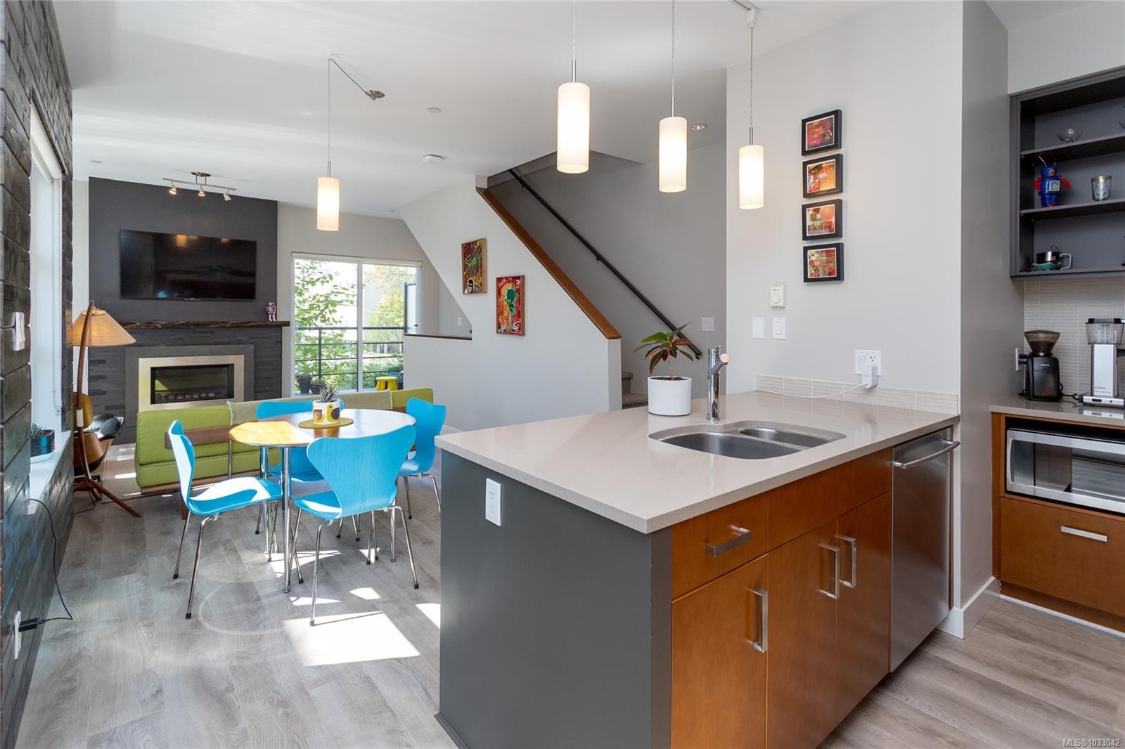 









1137


Meares

St, #5,
Victoria,




BC
V8V 3J9

