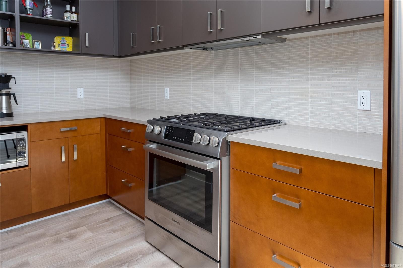 









1137


Meares

St, #5,
Victoria,




BC
V8V 3J9

