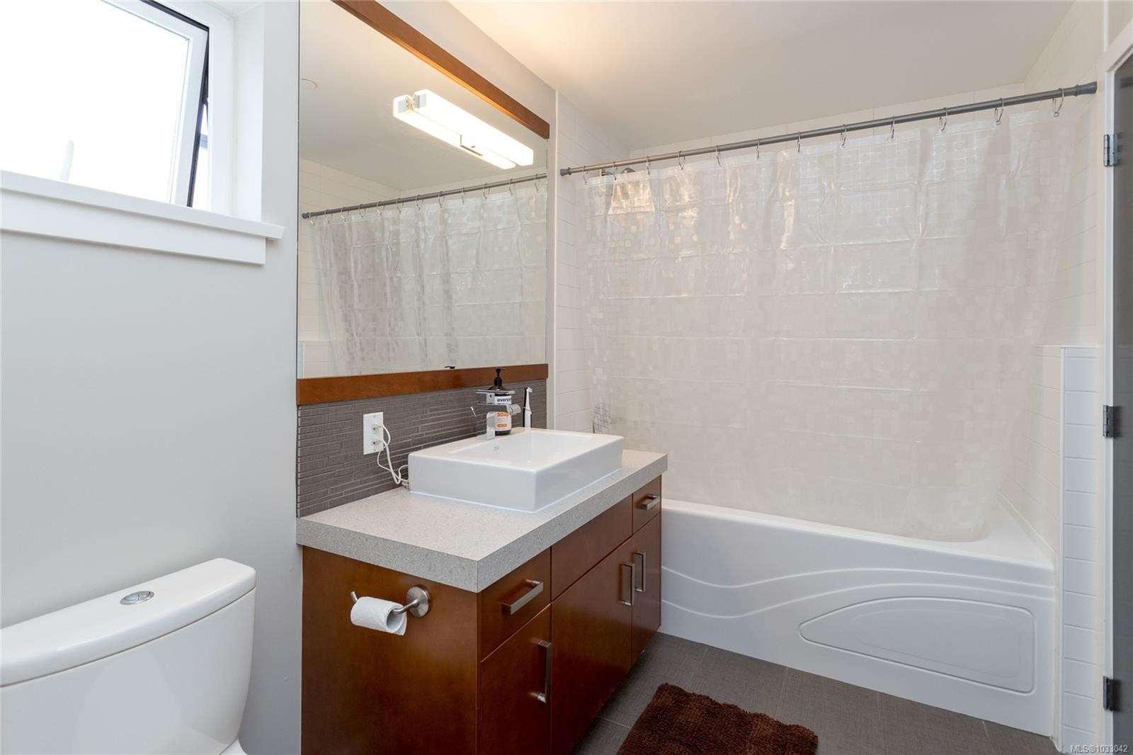 









1137


Meares

St, #5,
Victoria,




BC
V8V 3J9

