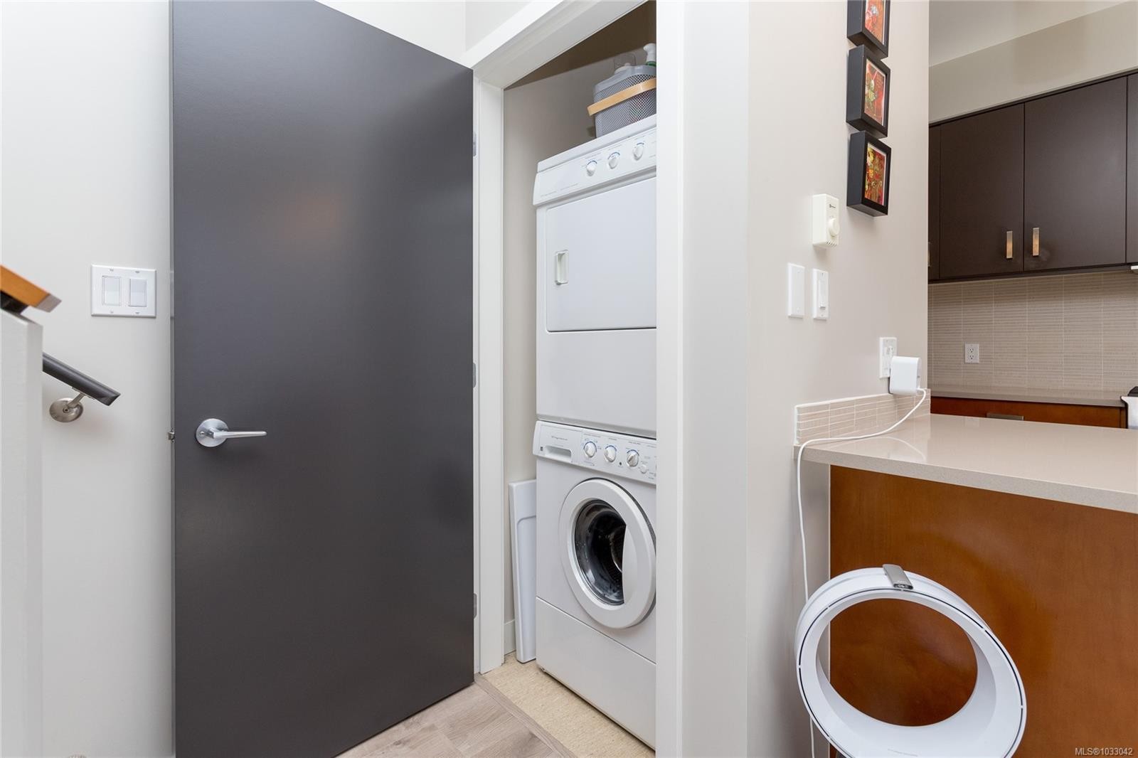 









1137


Meares

St, #5,
Victoria,




BC
V8V 3J9

