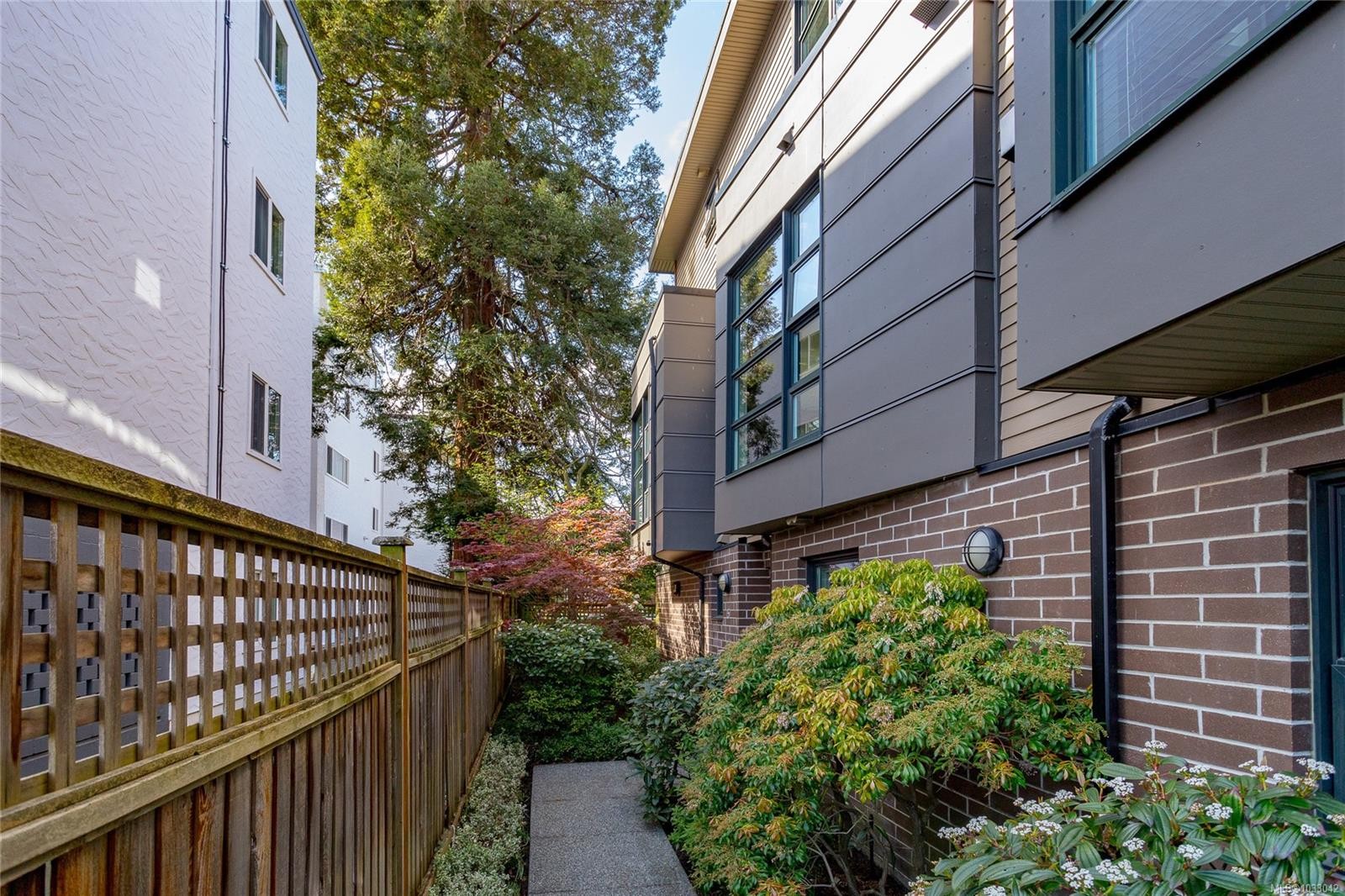 









1137


Meares

St, #5,
Victoria,




BC
V8V 3J9

