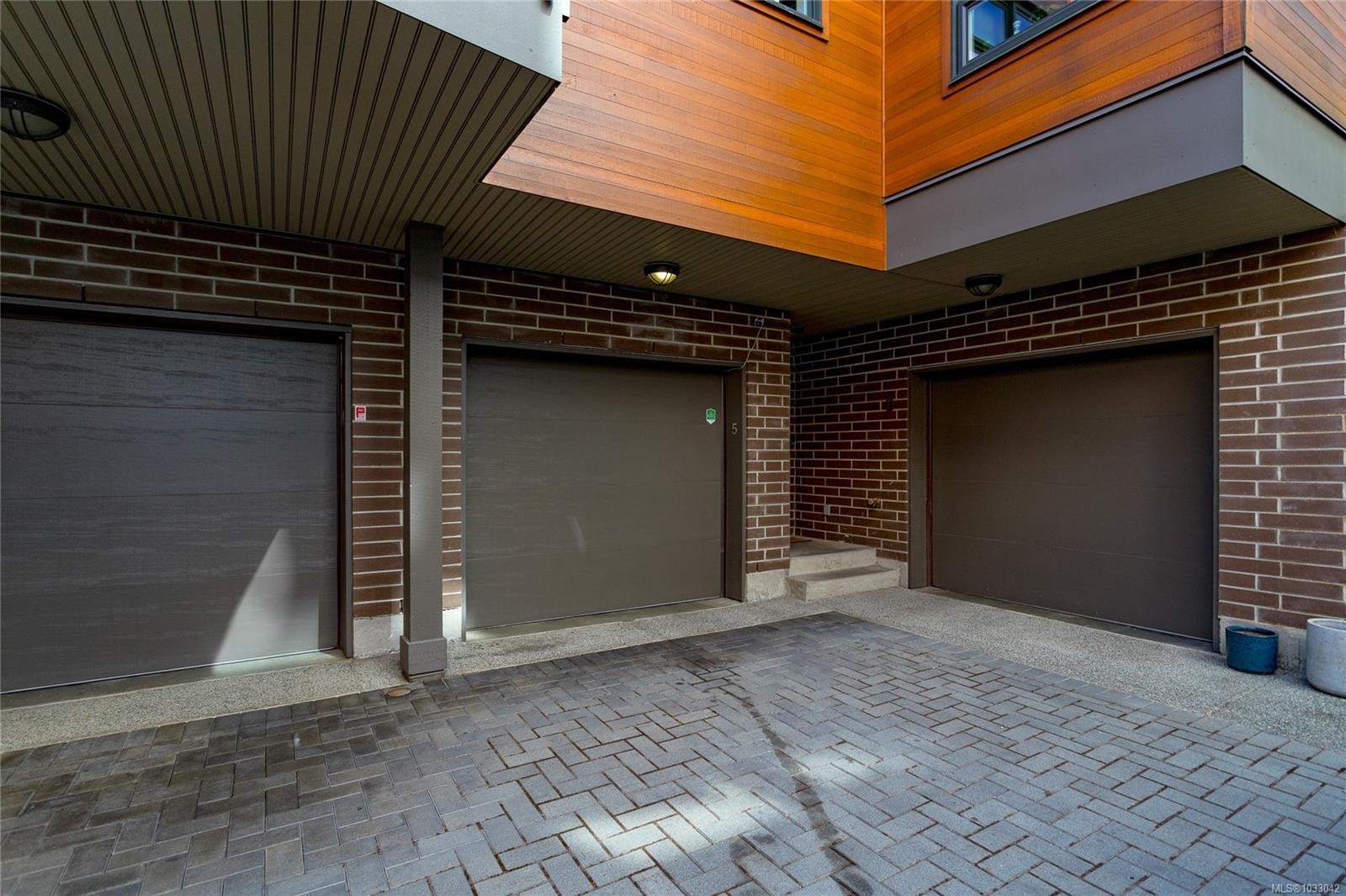 









1137


Meares

St, #5,
Victoria,




BC
V8V 3J9


