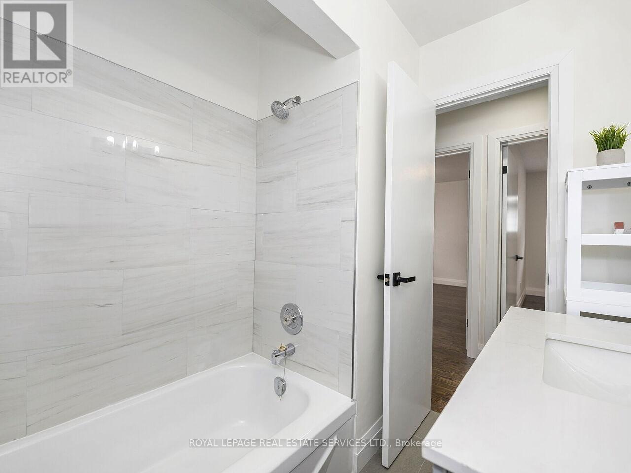 












873 SIXTH STREET

,
Mississauga,




Ontario
L5E1N5

