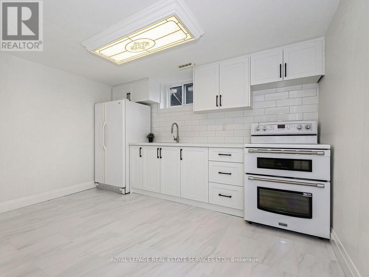 












873 SIXTH STREET

,
Mississauga,




Ontario
L5E1N5

