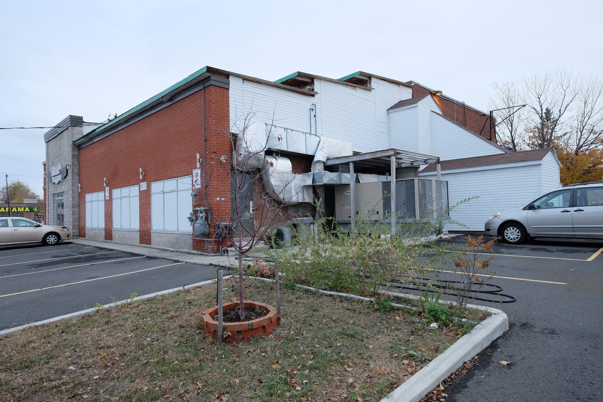 









5558

 - 5564


Grande Allée

,
Longueuil (Saint-Hubert),




QC
J3Y1A8

