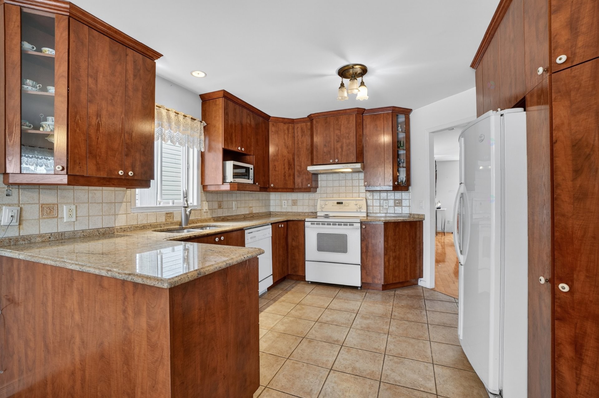 









549


Rue Bisaillon

,
Laval (Sainte-Dorothée),




QC
H7Z3X4

