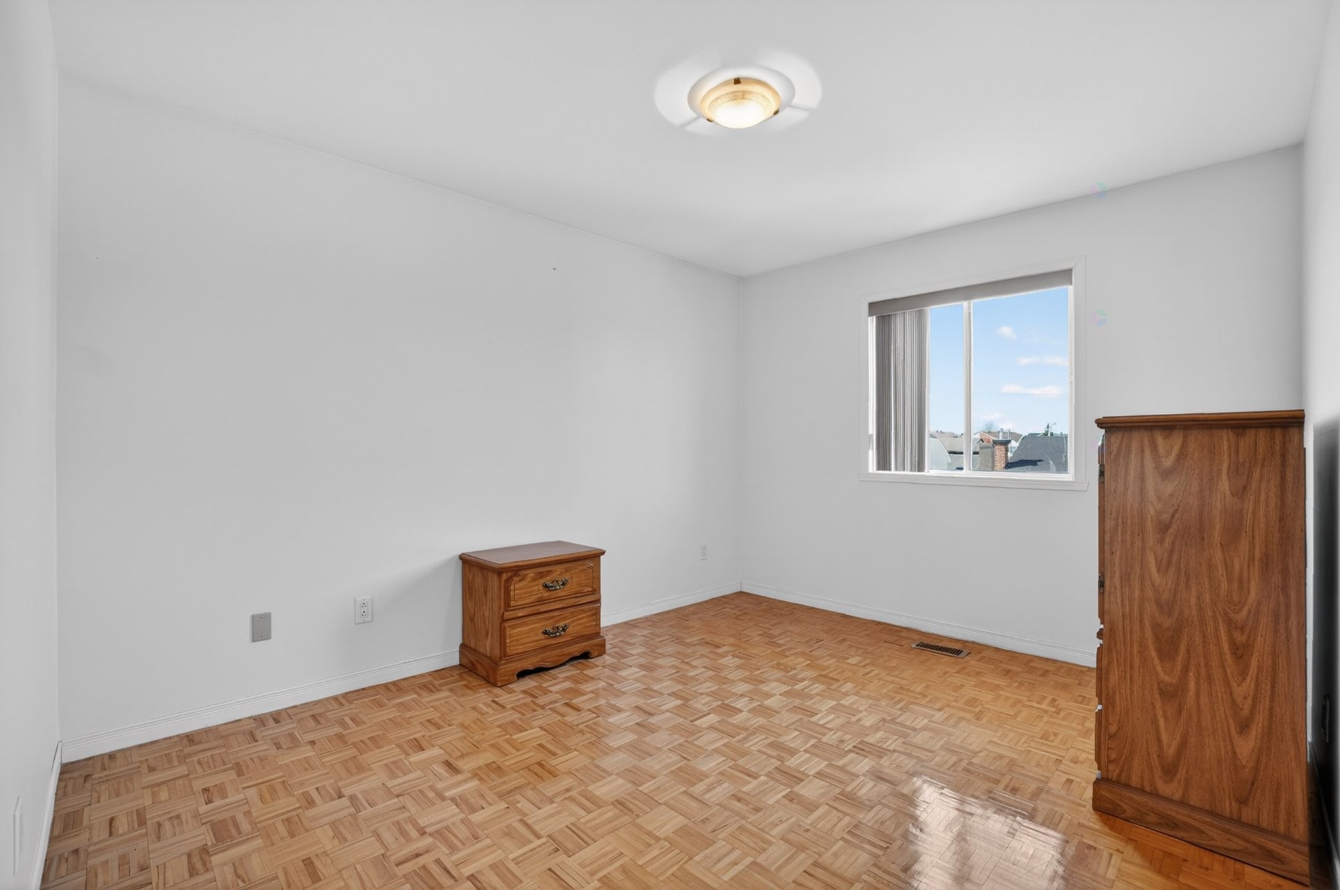 









549


Rue Bisaillon

,
Laval (Sainte-Dorothée),




QC
H7Z3X4

