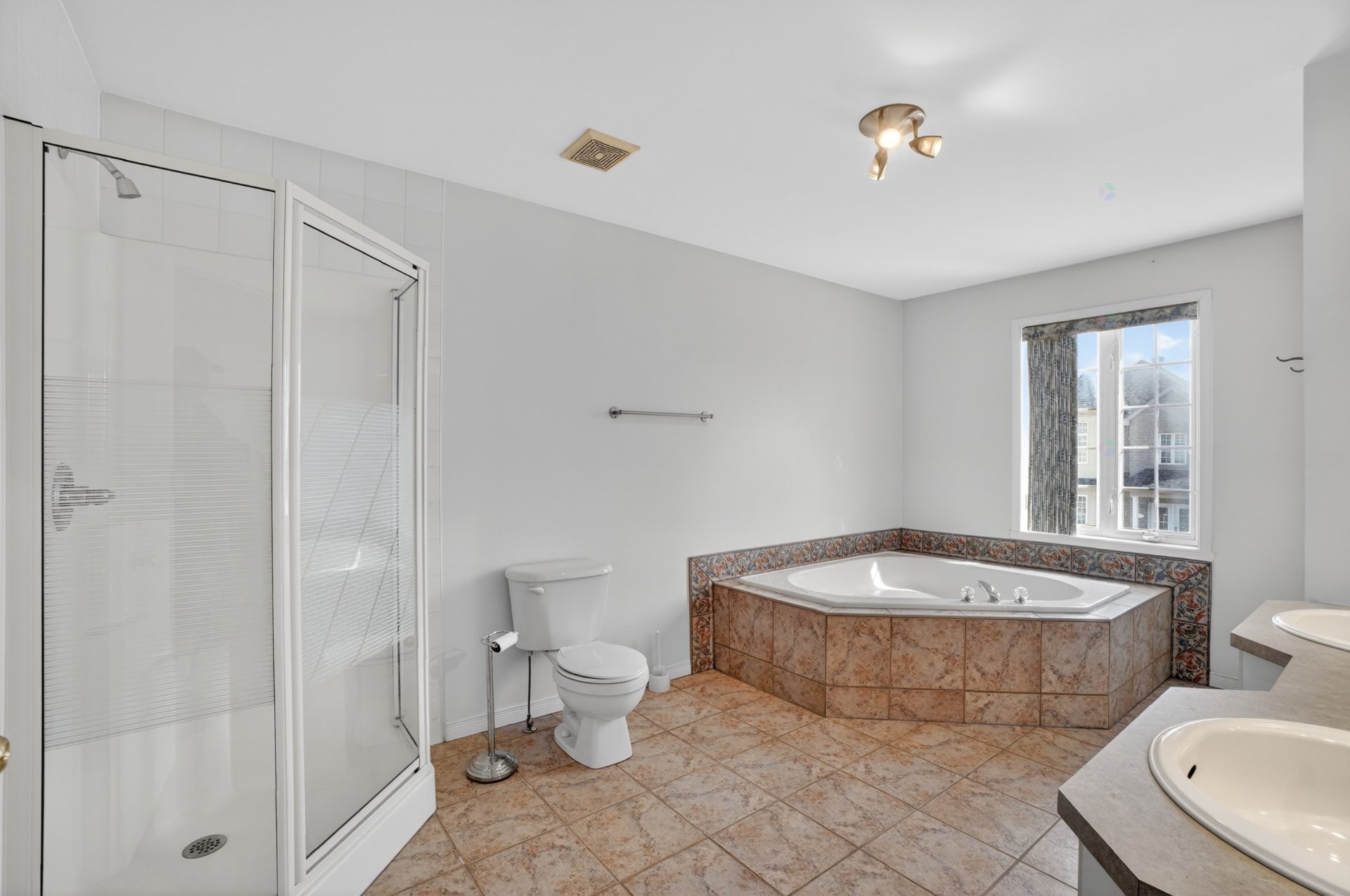









549


Rue Bisaillon

,
Laval (Sainte-Dorothée),




QC
H7Z3X4

